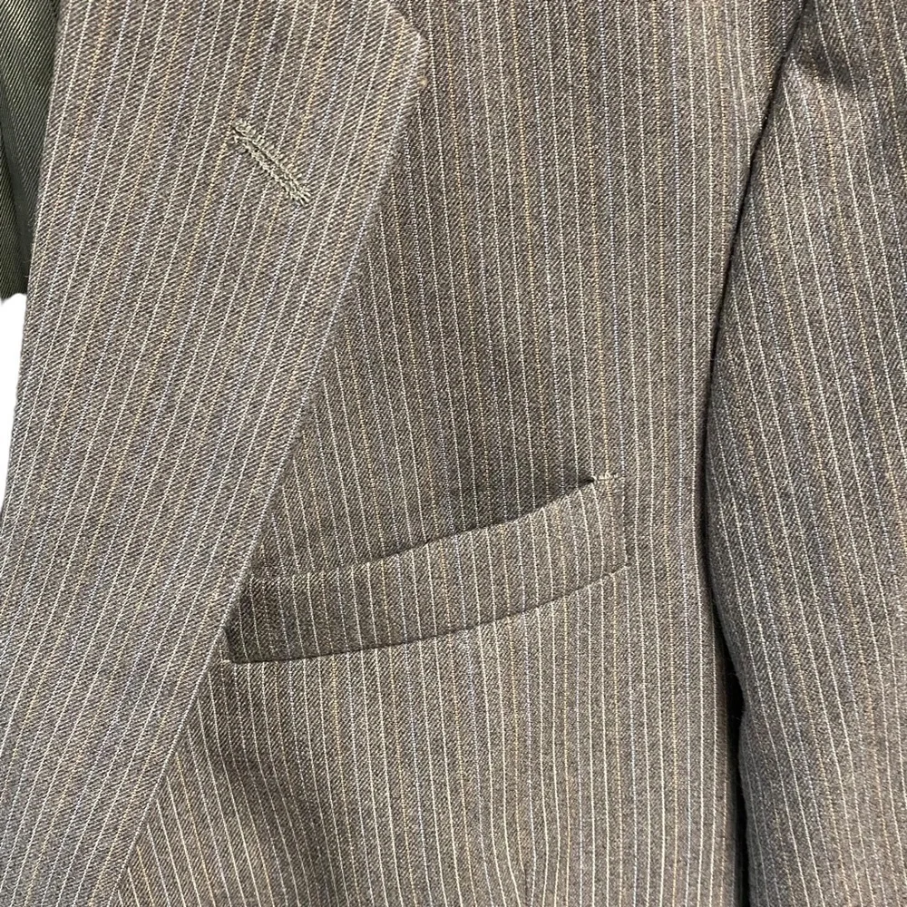 MENS Gray multicolored pinstriped sports jacket. Size 42R. 100% virgin‎ wool.